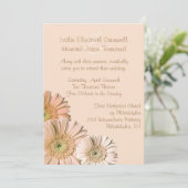 Bleke Peach Gerber Daisy Custom Wedding Invitation Kaart (Staand voorkant)