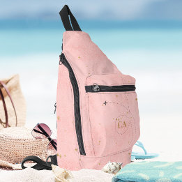 Bleke roze minimalistische gouden monogram vliegtu sling bag