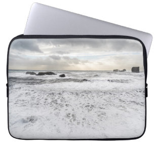 Bleke schuimende oceaan zeegezicht, IJsland Laptop Sleeve