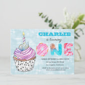 Bleu 1er anniversaire Cute Cup Cake Invitation (Debout devant)
