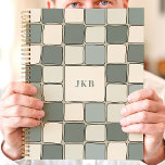 Bleu Beige À damiers Motif Personnalisé Monogramme<br><div class="desc">Séjournez organisé avec ce planificateur élégant et fonctionnel, doté d'une motif unique à damiers dans les tons bleu et beige. Parfait pour les étudiants, les professionnels ou toute personne qui aime une touche de design moderne. Personnalisez-le avec votre monogramme pour en faire votre propre. Avec un espace suffisant pour les...</div>
