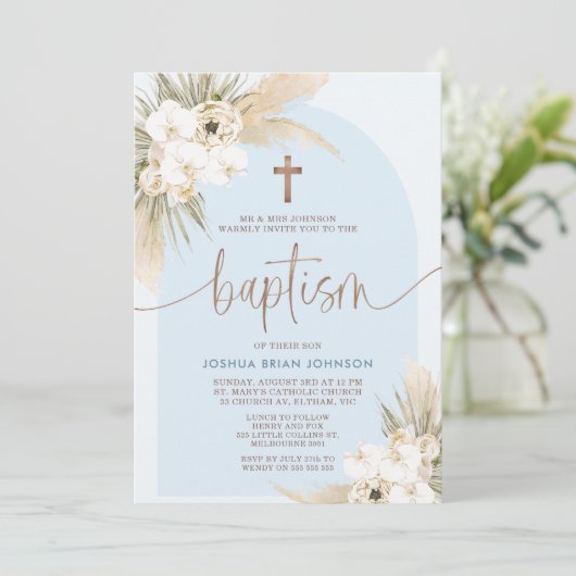 Bleu Boho Floral Arch Boys Baptême Invitation (Debout devant)
