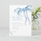Bleu Bow nuptiale douche Invitation Quelque chose  (Debout devant)