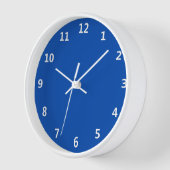Bleu Cobalt solide avec chiffres blancs Horloge mu (Angle)