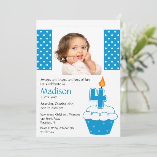 Bleu Cupcake Photo Invitation à l'anniversaire 4e  (Debout devant)