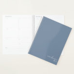 Bleu Duché Élégant Simple Minimaliste<br><div class="desc">Dusty Blue Elegant Simple Minimalist Carnet personnalisé avec votre nom et année dans un script moderne. Notre planificateur est là pour vous aider à atteindre vos objectifs. Il offre un moyen de rester organisé et de réfléchir à votre vie. Avec un design simple et sans date, vous pouvez utiliser ce...</div>