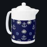 Bleu et blanc classique de la marine nautique<br><div class="desc">Ce théière nautique classique comprend des Compas,  des Roues de Capitaine,  des Bouées de Vie Nautique et des Ancres sur un arrière - plan bleu encre. Trouvez d'autres décorations et produits de cadeaux classiques,  élégants et tendance dans notre collection Nautique.</div>