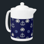 Bleu et blanc classique de la marine nautique<br><div class="desc">Ce théière nautique classique comprend des Compas,  des Roues de Capitaine,  des Bouées de Vie Nautique et des Ancres sur un arrière - plan bleu encre. Trouvez d'autres décorations et produits de cadeaux classiques,  élégants et tendance dans notre collection Nautique.</div>