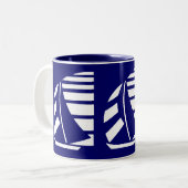 Bleu et blanc Racing Sailboat Coffee Mug (Devant gauche)