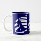 Bleu et blanc Racing Sailboat Coffee Mug (Gauche)
