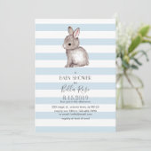 Bleu gris lapin bébé invitations de douche bébé (Debout devant)