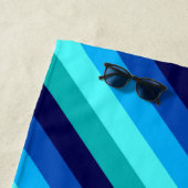 Bleu Icy Stripes Turquoise Serviette de plage (En situation)