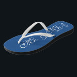 Bleu M. et Mme mariage tongs pour les jeunes marié<br><div class="desc">Navy Blue Mr et mme beach tongs de mariage pour mariée et mariée / Just Married couple. Ajoutez votre date de mariage. Nom personnalisé élégant flipflops pour les jeunes mariés et leur entourage. Faites vos propres sandales personnalisées pour mariée d'équipe, femme de ménage, femme d'honneur, fille de fleurs, mère de...</div>