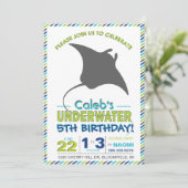 Bleu marine de rayon de Sting et invitation (Debout devant)