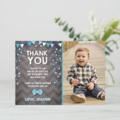 Bleu marine du garçon un de carte de remerciements (Debout devant)