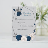 bleu marine et fleurs blanches carte rsvp gris géo (Debout devant)