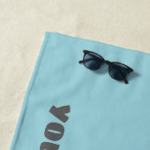 Bleu Pontoon personnalisé serviette de plage de ba (En situation)