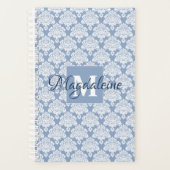 Bleu Poussiéreux & Blanc Damassé Brodé Monogramme (Devant)
