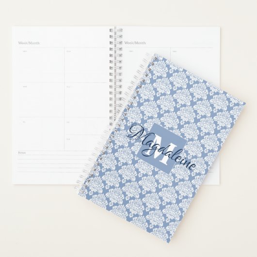 Bleu Poussiéreux & Blanc Damassé Brodé Monogramme (Devant avec enveloppe)