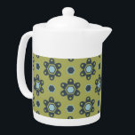 Bleu rétro et marguerites noires sur motif floral<br><div class="desc">Jouant et amusant sont les mots qui viennent à l'esprit en regardant cette douce marguerite bleu et noir rétro sur un motif arrière - plan vert à fleurs. Oh si adorable et super mignon aussi. Ce motif floral d'inspiration marguerite classique se traduit parfaitement à la fois par des articles de...</div>