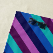 Bleu violet Turquoise Stripes Serviette de plage (En situation)