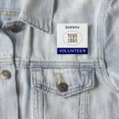 Bleu Volontaire Pinback Badge avec Carré Logo (En situation)