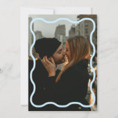 Bleu Wavy Retro Mariage Photo Invitation (Dos)