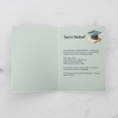 Blij afgestudeerde met uitnodiging (Binnen)