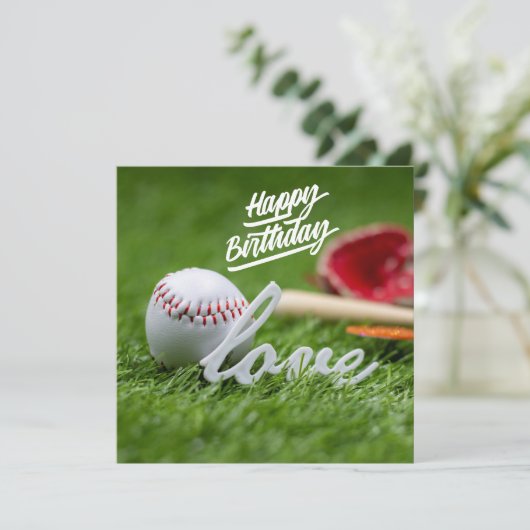 Blij baard op honkbal met bal op groen gras (Staand voorkant)