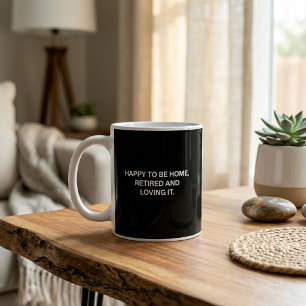 Blij om thuis te zijn, gepensioneerd en genietend  koffiemok