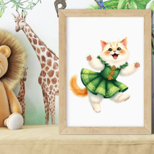 Blij Oranje Kitten in Groene Keltische Jurk Dansen Poster