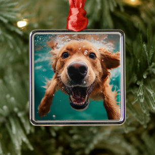 Blijde Goudharige Retriever Zwemt Onderwater Metalen Ornament