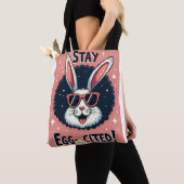 Blijf Egg-aangehaald!: Retro Easter Bunny Vibes Draagtas (Dichtbij)