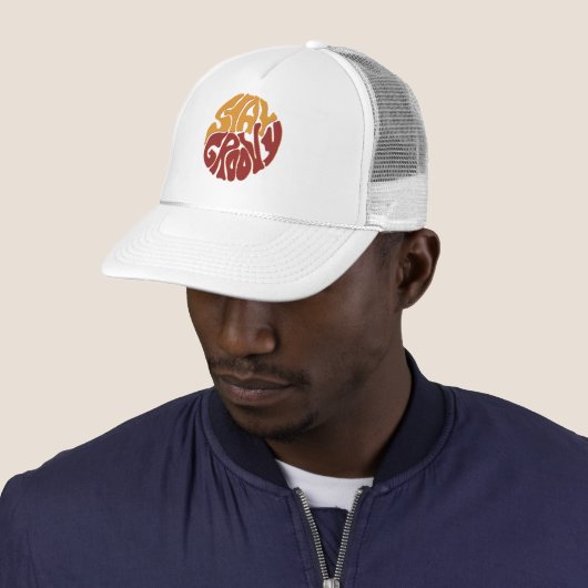 Blijf Groovy met een plons rood en geel Trucker Pet (In situ)