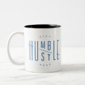 Blijf Humble, Hustle Hard Tweekleurige Koffiemok (Links)