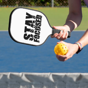 Blijf in de gaten   Motivatie zin met zwarte tekst Pickleball Paddle