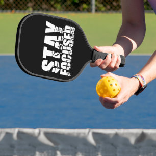 Blijf in de gaten   Motivatie zin met zwarte tekst Pickleball Paddle