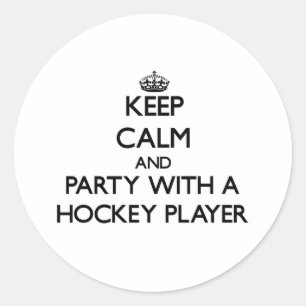 Blijf kalm en feest met een hockeyspeler ronde sticker