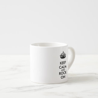 Blijf kalm en gesteente op het witte kraftpapier espresso kop