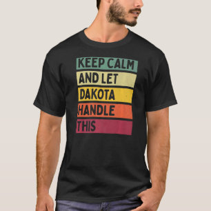 Blijf kalm en laat Dakota dit retro citaat behande T-shirt