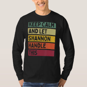 Blijf kalm en laat Shannon deze retro quote afhand T-shirt
