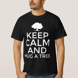 Blijf kalm en omhels een boom t-shirt