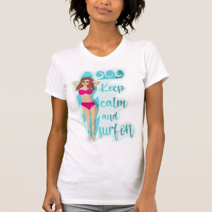 Blijf kalm en surf op bruin meisje T-shirt