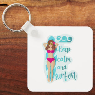 Blijf kalm en surf op brunette meisjeskaart sleutelhanger