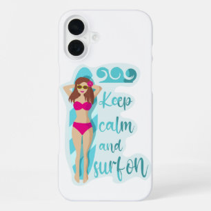 Blijf kalm en surf op kaart van brunette meisje iPhone 16 plus hoesje