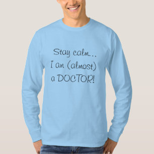 Blijf kalm Ik ben (bijna) een DOCTOR Funny T-shirt