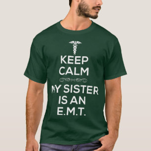 Blijf kalm mijn zus is een EMT T voor zuster T-shirt
