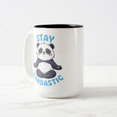 Blijf Pandastisch T-shirt, grappige Panda Meditati Tweekleurige Koffiemok (Voorkant links)