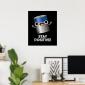 Blijf positief, grappige batterij met donkere bg poster (Thuiskantoor)