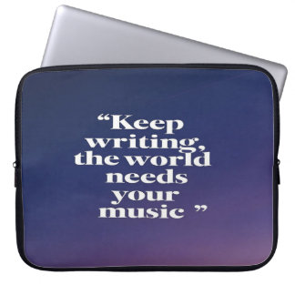 Blijf schrijven De wereld heeft je muziek nodig op Laptop Sleeve